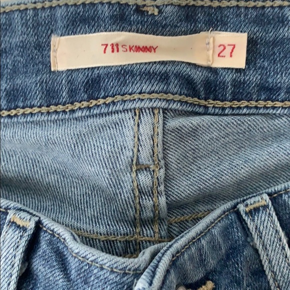 Distressed LEVI’S 711 Skinny - Picture 2 of 4